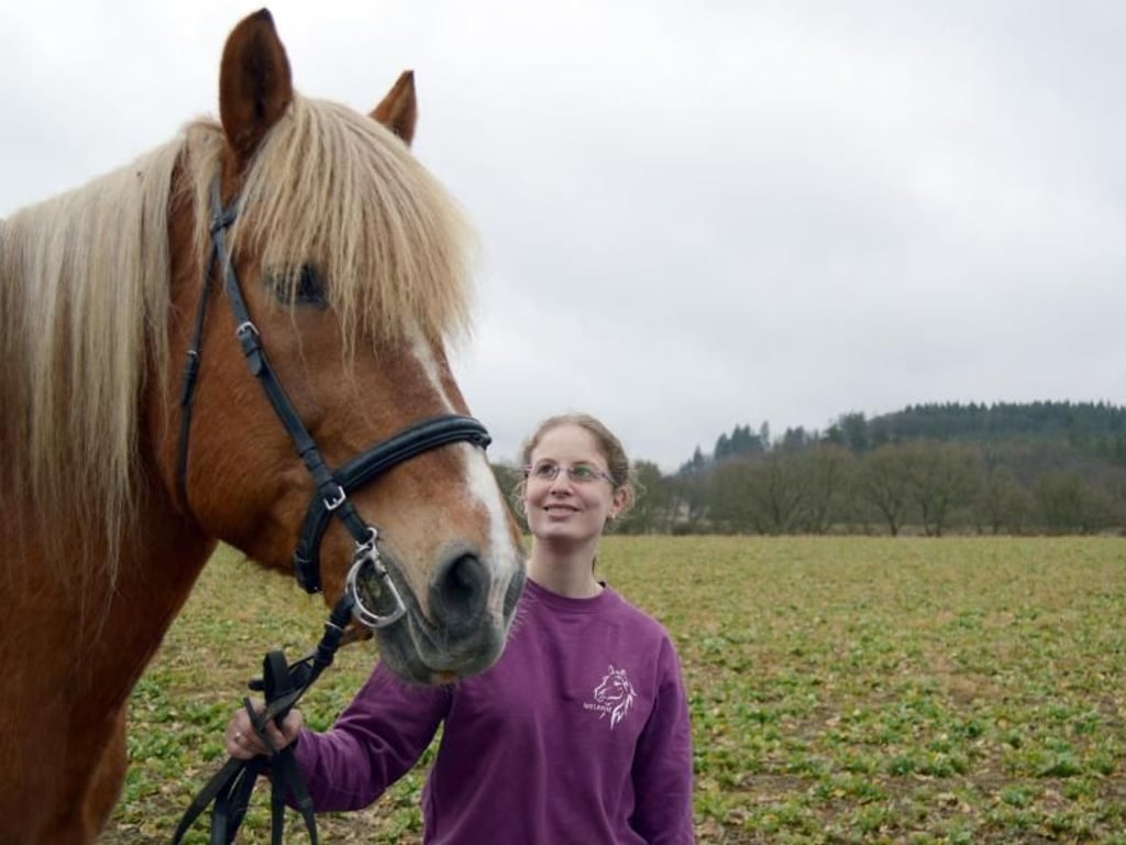 Melanie Eckel zusammen mit dem Finnpferd Kathy. Eckel leitet den Reitstall eines Gestüts im hessischen Vöhl, das Finnpferde züchtet. Foto: Sabine Maurer/dpa-tmn