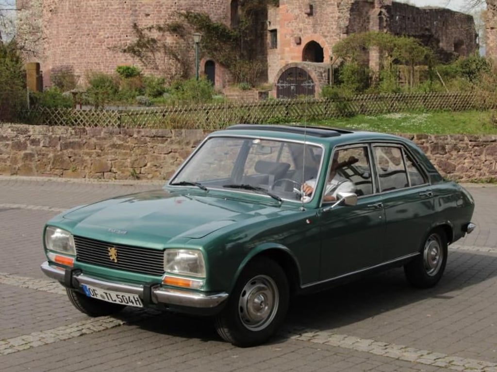 Bodenständiger Begleiter: Verglichen mit anderen Oldtimern aus der Ära kann der Peugeot 504 schon zu moderaten Preisen in die Hände von Oldtimer-Freunden gelangen. Foto: Thomas Geiger