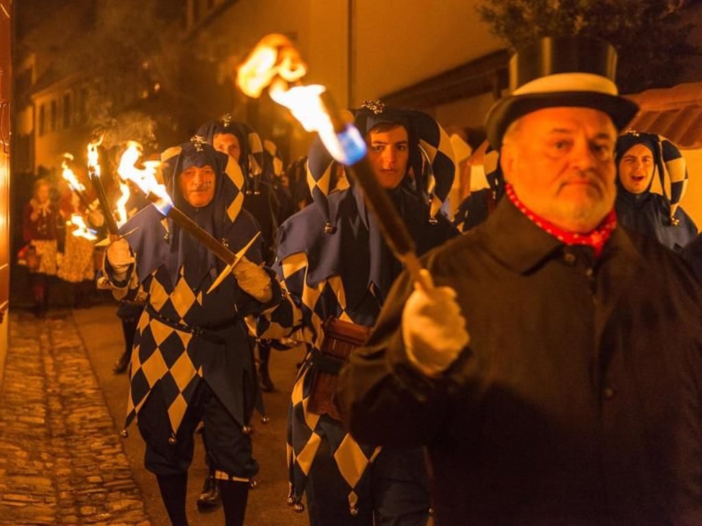 Lichter in der Nacht: Der Fackelzug führt am Fastnachtsdienstag zum Marktplatz. Foto: Ernst Schindl