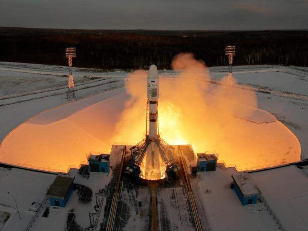 Eine russische Sojus-Rakete mit dem Meteor M-Satellit und weiteren 18 Mikro-Satelliten hebt am 28. November im russischen Weltraumbahnhof Wostotschny ab. Foto: Dmitri Lovetsky/Archiv