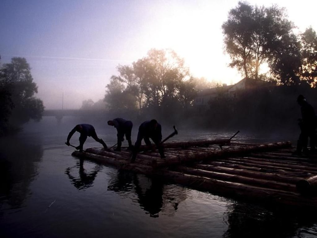 Schon im Morgengrauen bauen die Flößer die schwimmenden Inseln zusammen. Foto: Tölzer Land Tourismus