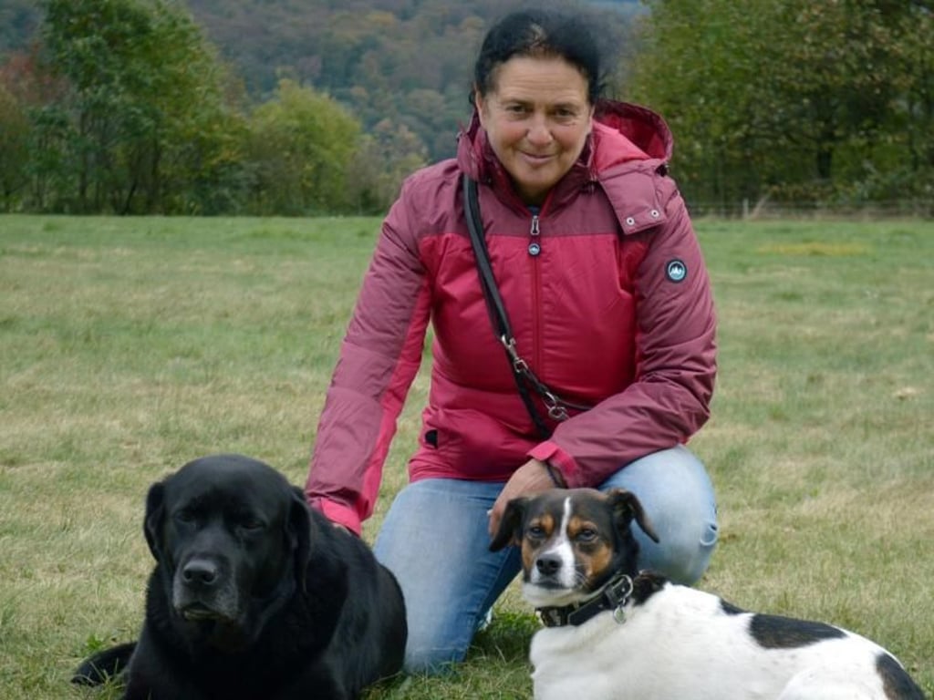 Wer mit seinen Hunden in der Hundeschule trainiert, muss auch zu Hause weiter üben, rät Hundetrainerin Monika Groß. Sonst klappt es mit der Erziehung nicht. Foto: Sabine Maurer