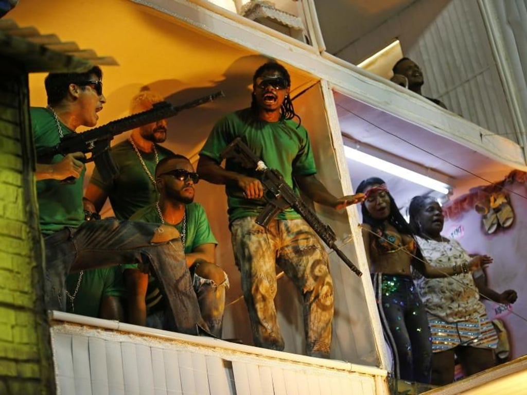 Die Beija-Flor-Tänzer ahmen stark bewaffnete Kriminelle und Gangster in den Favelas nach. Foto: Silvia Izquierdo/AP