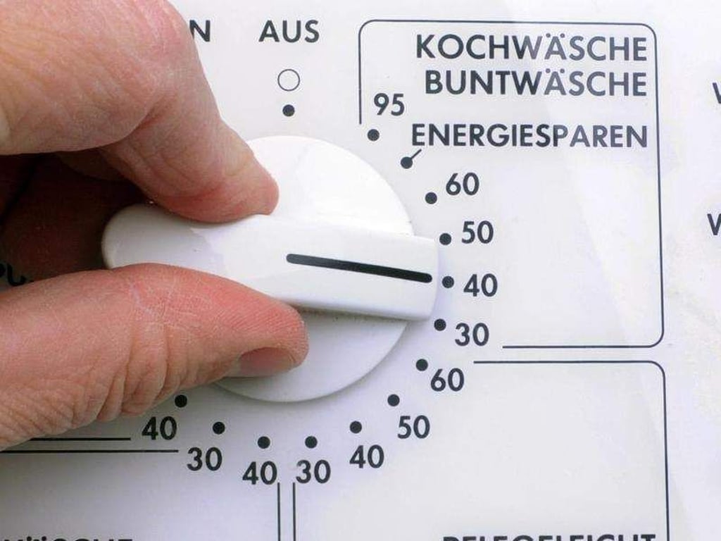 Bei Badesachen und Handtüchern sollte man unbedingt auf die richtige Regulierung an der Waschmaschine denken. Foto: Armin Weigel