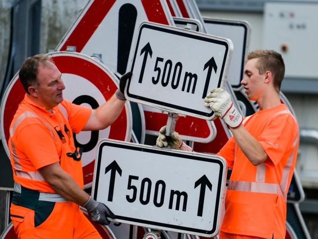 Straßenwärter sind Teamplayer: Ausbilder Markus Jacoby (links) und Max Stahl laden gemeinsam Material für den Einsatz der Autobahnmeisterei Lüdenscheid ein. Foto: Kirsten Neumann/dpa-tmn