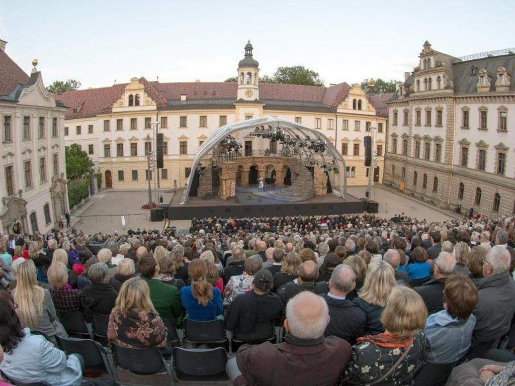 «Carmen» im Innenhof des Fürstenschlosses St. Emmeram. Foto: Armin Weigel