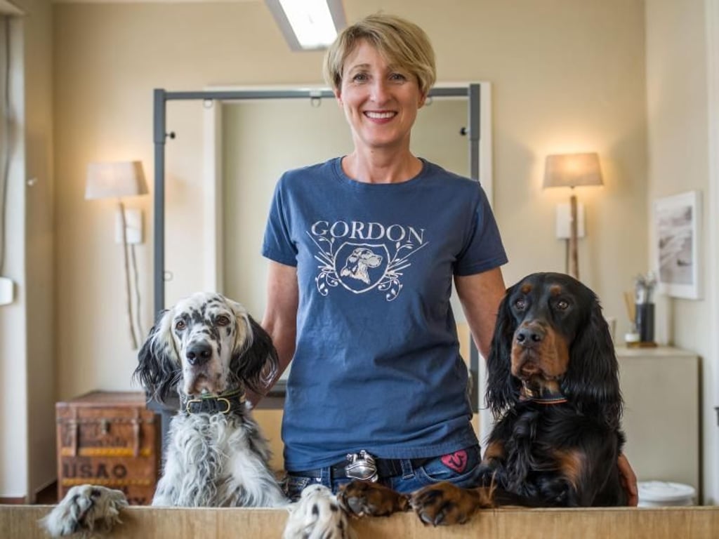 Kristine Schirmer ist Inhaberin des Hundesalons «Gordon» im hessischen Wiesbaden. Foto: Frank Rumpenhorst