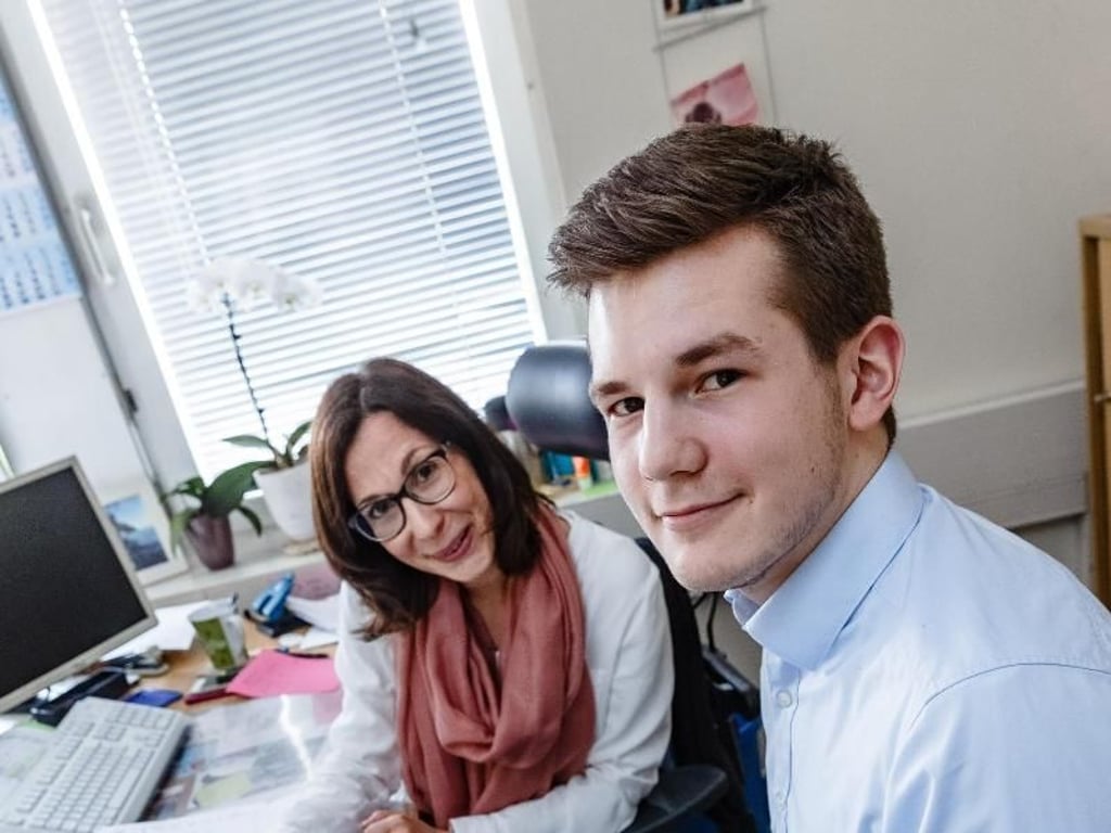 Noch kann Christopher Ruttmann sich von Ausbilderin Romy Strohmenger beim komplizierten Steuerrecht helfen lassen. Im nächsten Jahr muss er alles alleine können. Foto: Markus Scholz