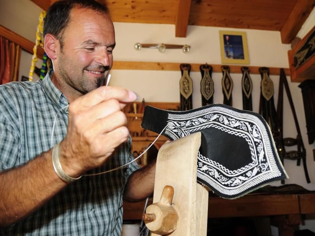 Echte Handarbeit: Georg Leitner ist ein Federkielsticker. Kunden warten ungefähr ein Jahr auf ein Stück. Foto: Alpbachtal Seenland Tourismus