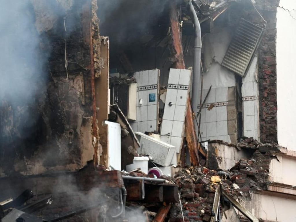 Die Detonation hatte große Teile des Hauses mit drei Etagen und einem Dachgeschoss regelrecht weggesprengt. Foto: Henning Kaiser