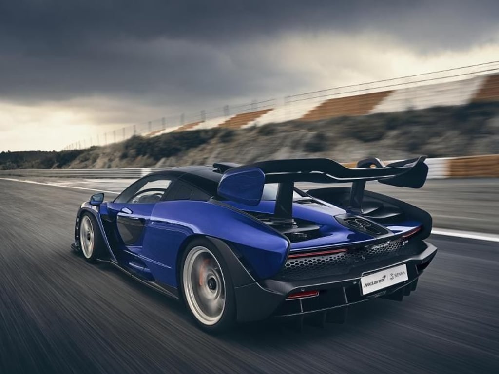 Fast keine Isolation: Wo die Motoren sonst oft wie in Watte gepackt sind, darf der V8 beim Senna die enge Kabine mit Schall und Vibration fluten. Foto: McLaren