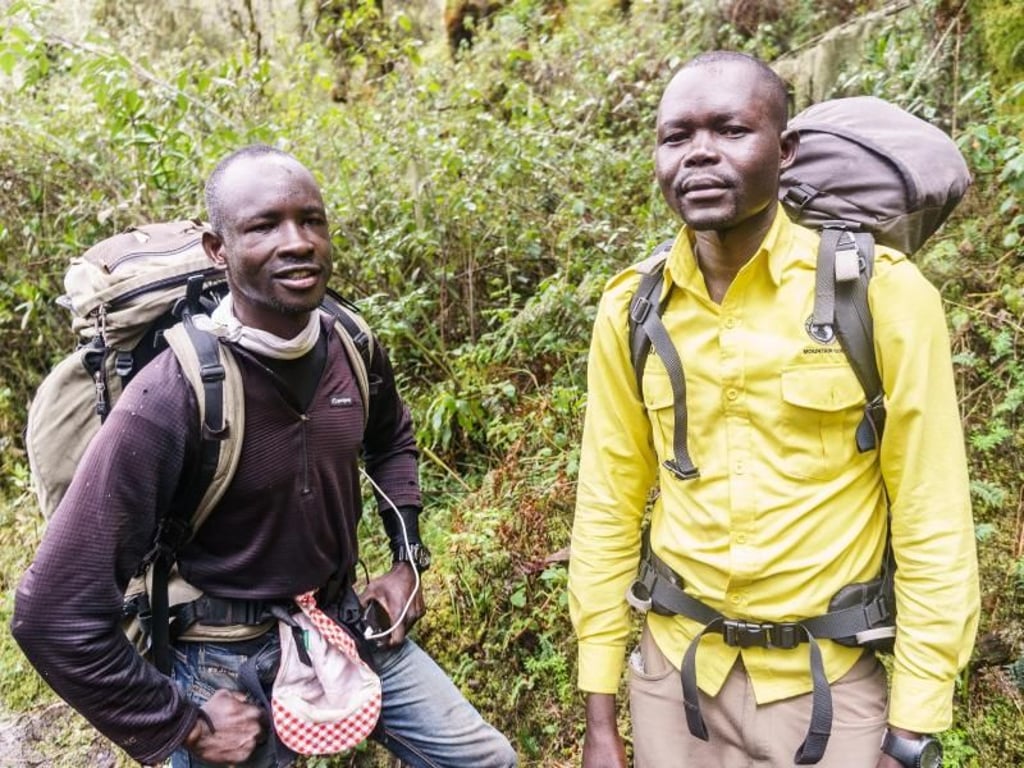 Die Bergführer Samuel Ociti (l) und Richard Dramaza arbeiten für die Agentur Rwenzori Trekking Services - sie kennen sich aus im Ruwenzori-Gebirge. Foto: Philipp Laage