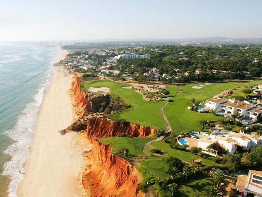 Abschlagen an der Steilküste: Portugal ist als Golfdestination in Europa derzeit besonders beliebt. Foto: Golf Extra/Vale do Lobo Golfclub
