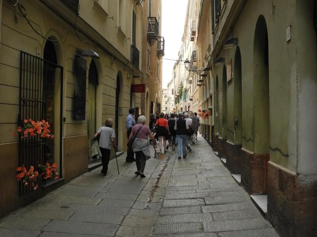 Der erste gemeinsame Ausflug: Die Reisegruppe unterwegs in der Altstadt von Alghero. Foto: Kristin Kruthaup