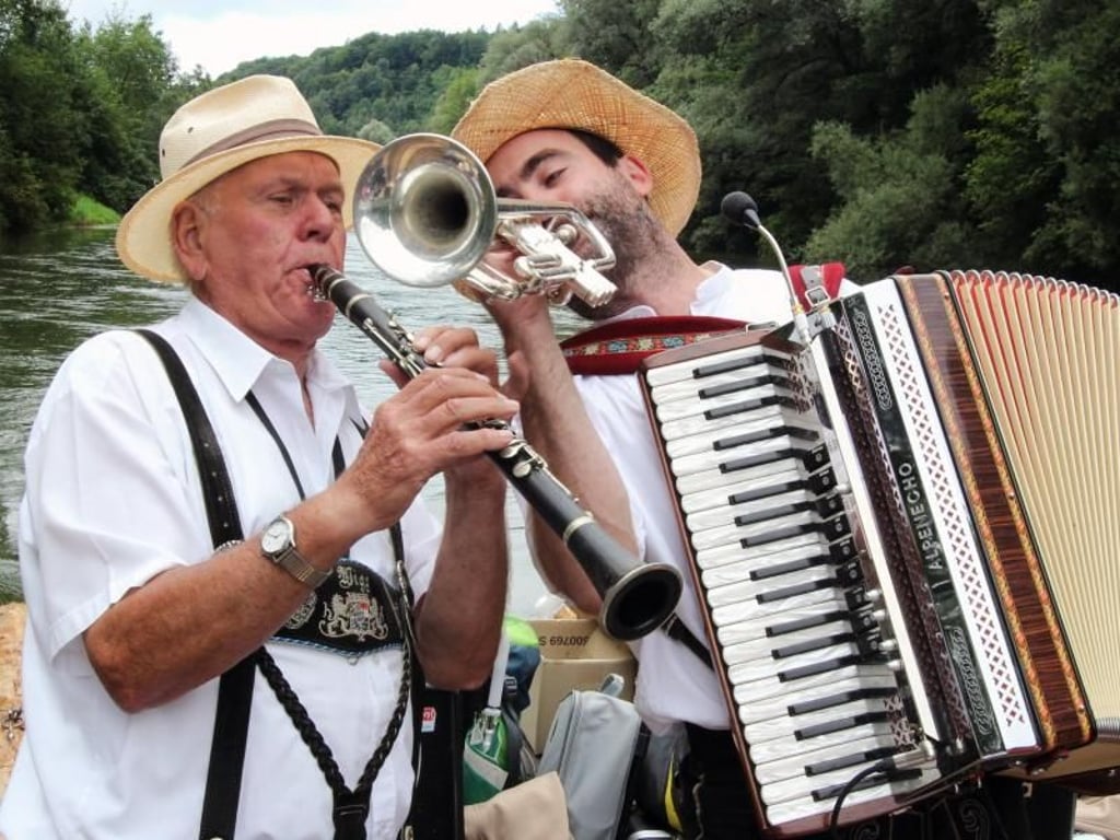 Alles, was Gäste zum Mitsingen animiert: Wigg Heislmeier (links) spielt auf den Fahrten mit seiner «Floßcombo». Foto: Bernd F. Meier