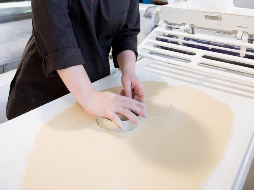 Sophie Meier lernt in ihrer Ausbildung, wie sie die süße Ware zur Gestaltung von Torten einsetzt. Foto: Tobias Hase