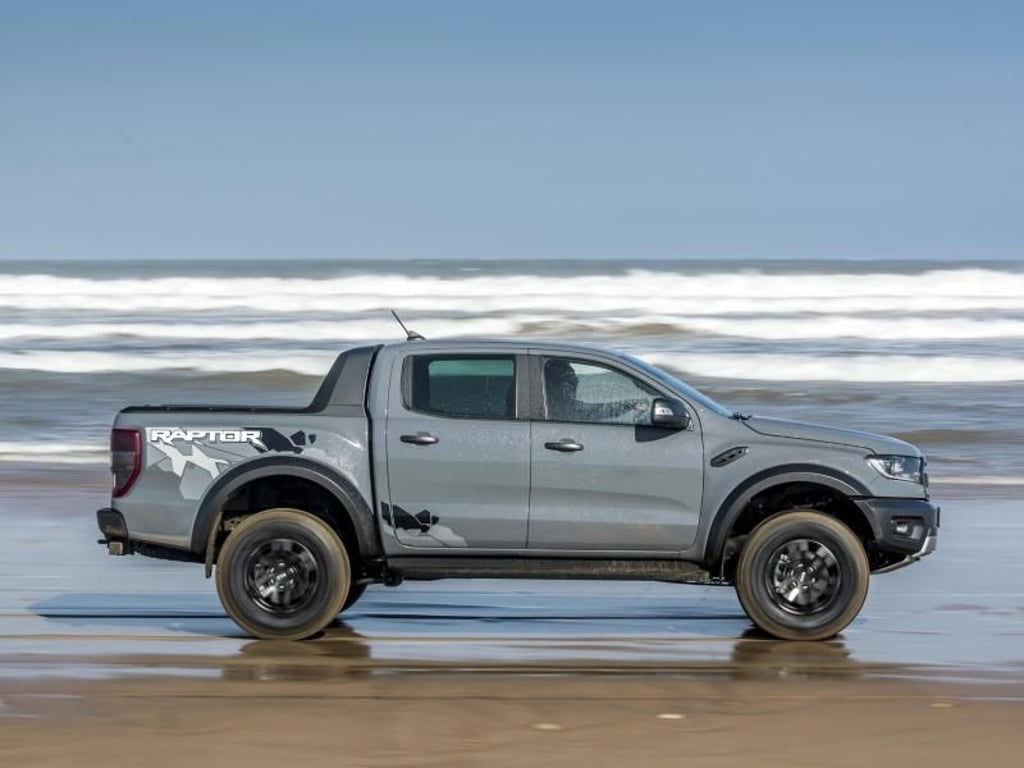 Mit einer Breite von 2,18 Metern und einer Länge von 5,37 Metern braucht der Raptor jede Menge Platz. Foto: Ford