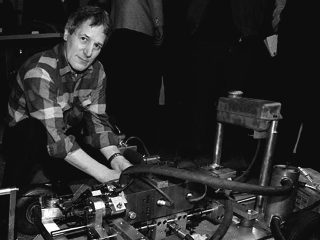Erfindergeist: Der 2007 verstorbene Frank Melzer zeigt einen Prototypen seines Stelzer-Motors im Deutschen Museum in München. Das Konzept eines freischwingendem Stufenkolben sollte unter anderem vor allem Bauteile sparen, weniger Reibungsverluste und einen höheren Wirkungsgrad aufweisen. Foto: Frank Mächler/dpa/dpa-tmn