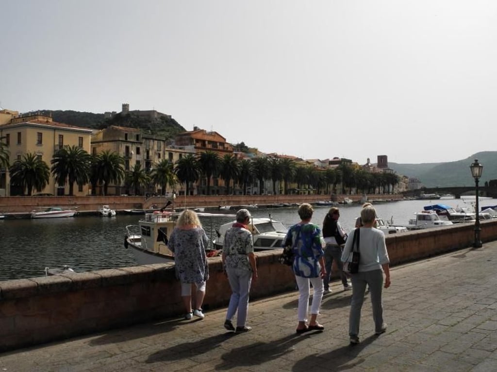 Spaziergang durch Bosa: Die Reisegruppe bei einem ihrer Ausflüge. Foto: Kristin Kruthaup