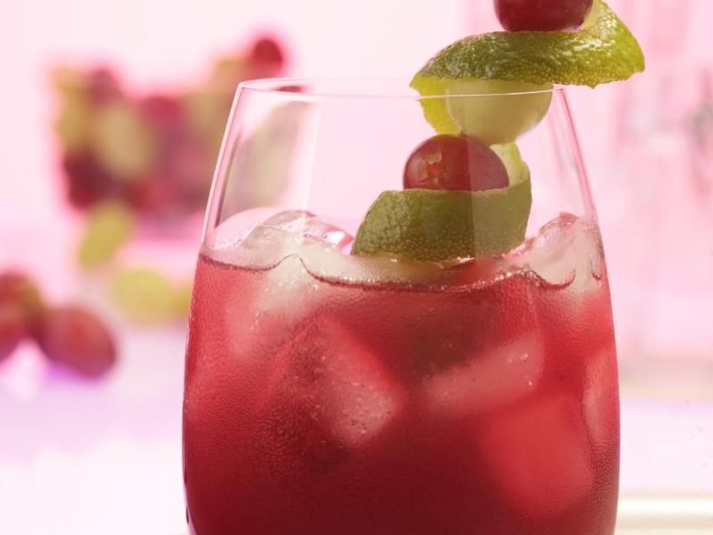 Der Traubensaft Spritz wird aus rotem Traubensaft, Rhabarbernektar, Limettensaft sowie Grenadine gemischt. Foto: VdF/BLE