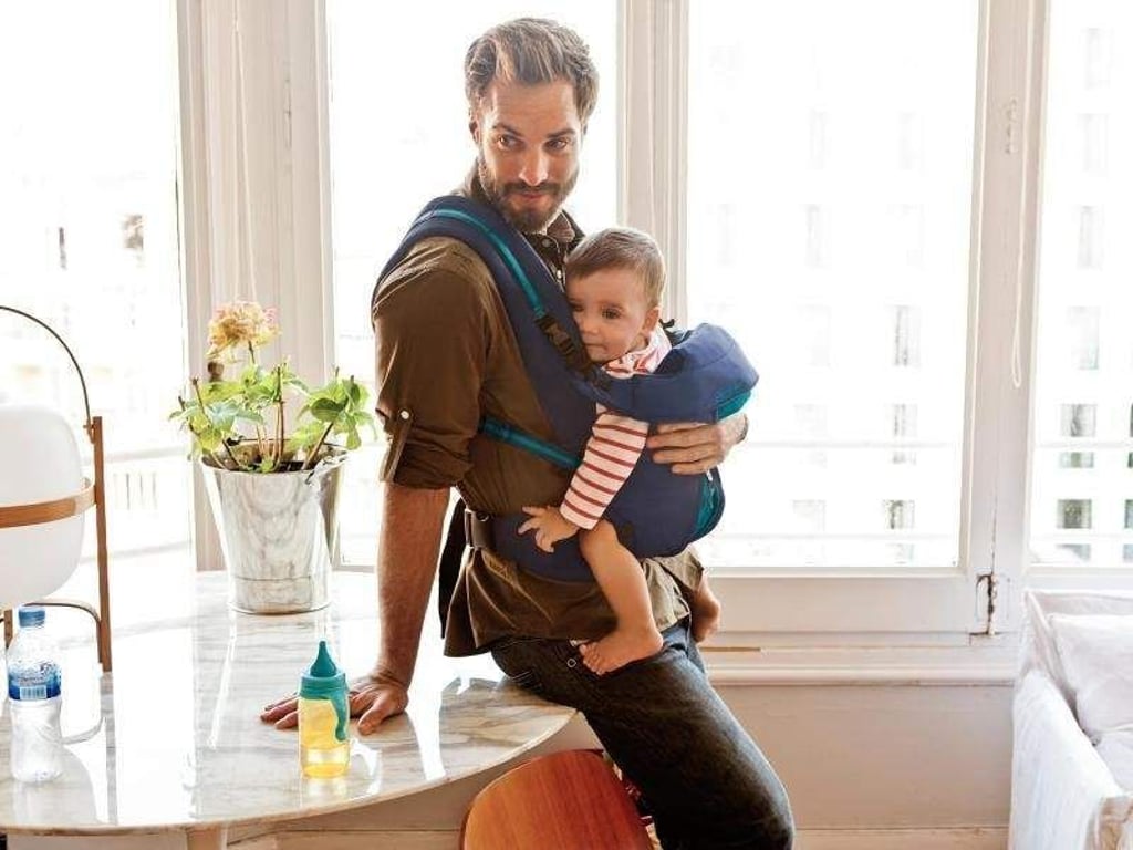 An Papas Brust kuscheln: Die Trage My Go von Cybex soll Babys in vier Tragepositionen einen sicheren Halt geben (ca. 90 Euro). Foto: Cybex