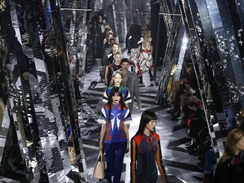 Die Herbst/Winter Mode 2016/17 des französischen Designers Nicolas Ghesquiere für Louis Vuitton. Foto: Ian Langsdon