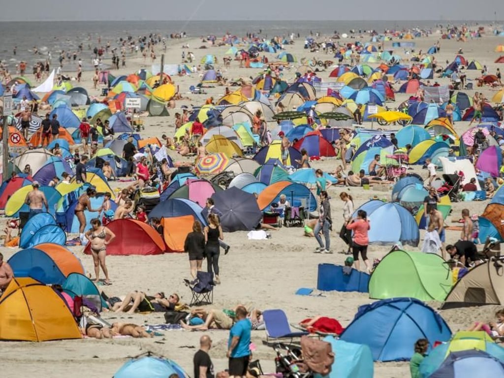 Touristen, Ausflügler und Urlauber lieben es, den Strand zu bevölkern. Foto: Axel Heimken