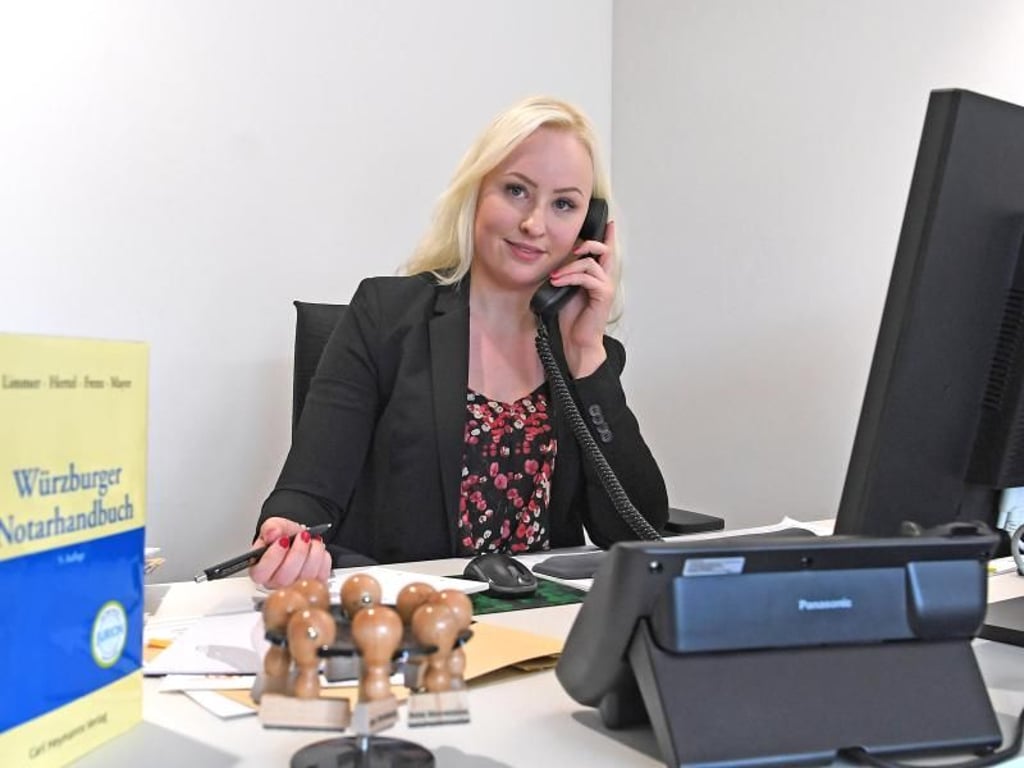 Lisa Walter muss sich gut mit Gesetzen auskennen, aber auch mit Mandanten kommunizieren können. Foto: Carmen Jaspersen