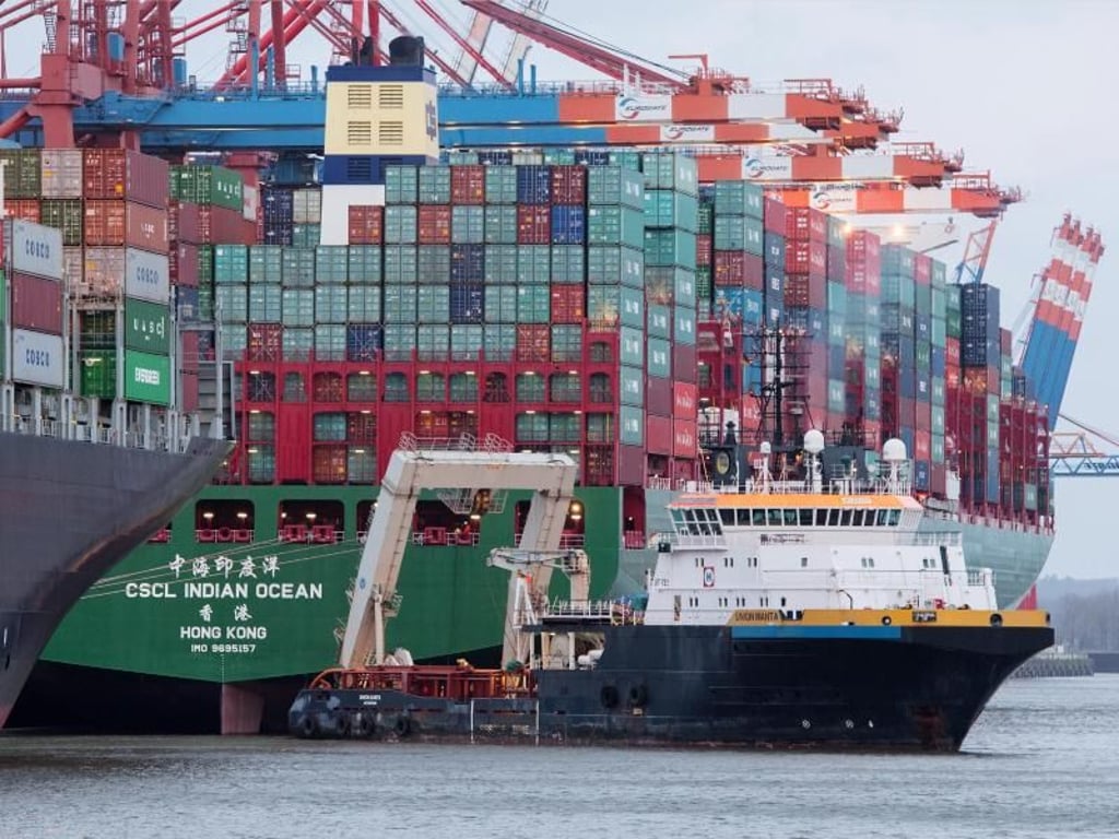 Mit Verspätung in Hamburg angelandet: Zwölf Schlepper hatten die "CSCL Indian Ocean" zurück in die Fahrrinne der Elbe gezogen. Foto: Daniel Bockwoldt