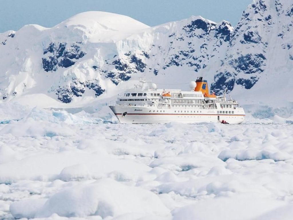 Mitten im Eis: Die «Bremen» ist eines von zwei Expeditionsschiffen von Hapag-Lloyd Kreuzfahrten. Foto: Hapag-Lloyd Kreuzfahrten
