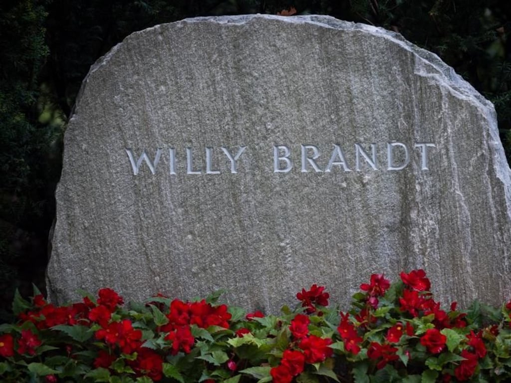 Grab ohne Pomp: Nur ein einfacher Stein erinnert an Alt-Bundeskanzler Willy Brandt. Foto: Klaus-Dietmar Gabbert