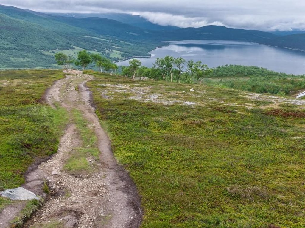 Der Weg führt hinab zum Gjevilvatnet-See. Auf dieser Seite des Bergkamms hat der Wanderer endlich etwas Fernsicht. Foto: Philipp Laage
