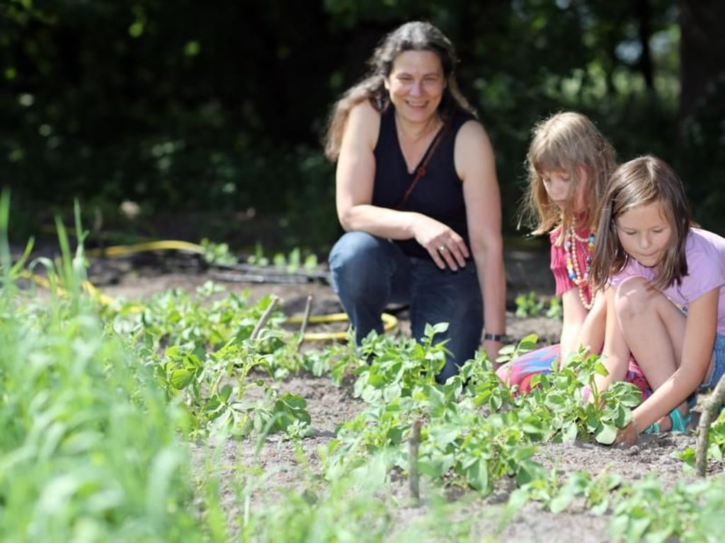Nicht nur das Klassenzimmer ist Lernort: Auch im Schulgarten lernen Luna (links) und Carlotta (rechts) einiges dazu. Foto: Markus Hibbeler