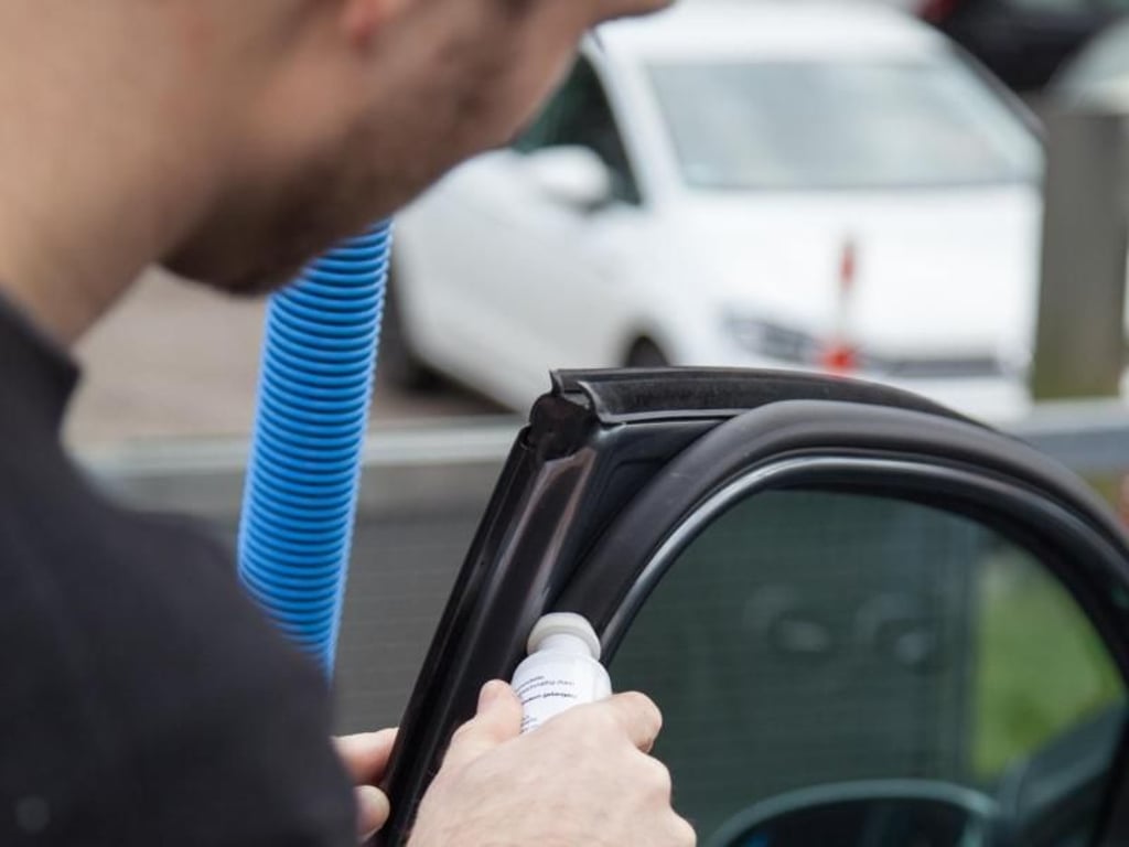 Sonderbehandlung für die Dichtungen: Fetthaltiger Talg oder Gummibalsam hilft, damit das Gummi nicht spröde wird. Foto: Christin Klose