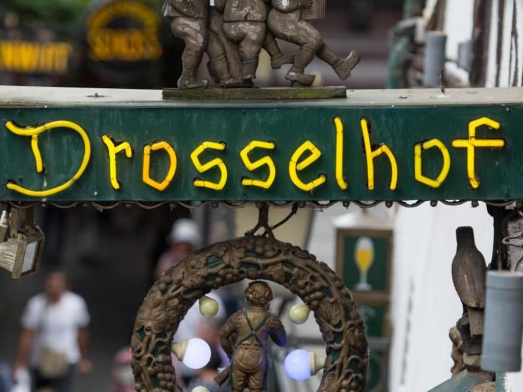 Der «Drosselhof» zählt zu den traditionellen Wirtshäusern in der Drosselgasse in Rüdesheim am Rhein (Hessen). Foto: Boris Roessler