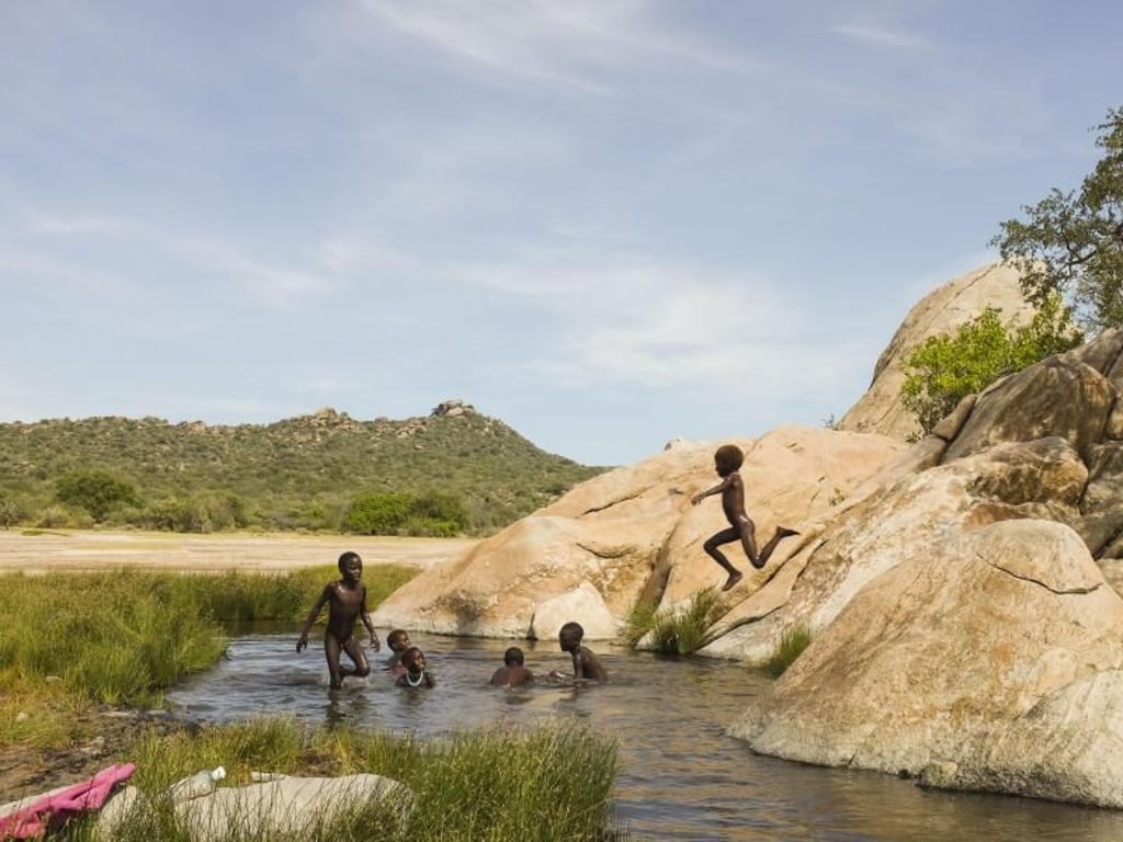 Kinder des Volkes der Hadza nehmen ein Bad. Es gibt heute noch 1000 bis 1500 Hadza. Foto: Stefan Kleinowitz/ZUMA Wire