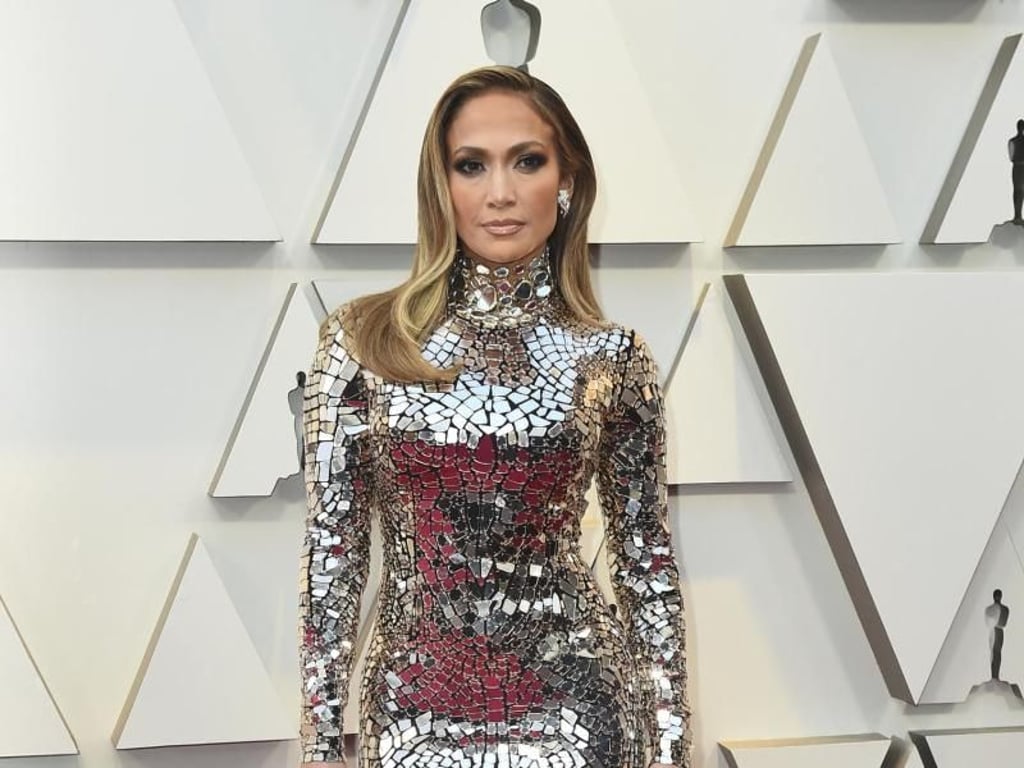 Jennifer Lopez glitzert in einem Outfit von Tom Ford auf dem roten Teppich. Foto: Jordan Strauss/Invision/AP