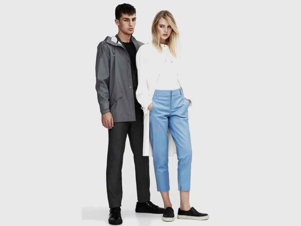 Mit modernen Schnitten und Farben lässt sich dem Regen auch auf schicke Weise trotzen, hier ein Beispiel von RAINS (Herrenjacke ca. 80 Euro, Damenjacke ca. 95 Euro). Foto: RAINS