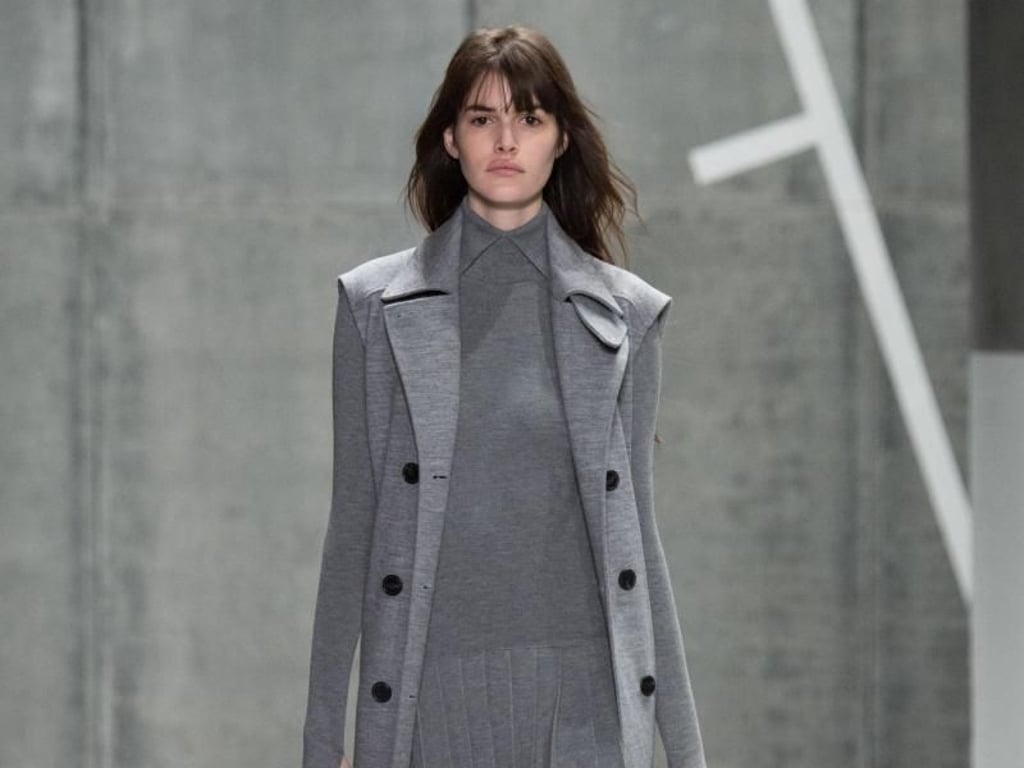 Tweed ist in diesem Winter nicht wegzudenken - und findet etwa bei den Mänteln Verwendung, hier bei Lacoste (Tweed-Mantel Preis auf Anfrage, Kleid 375 Euro). Foto: Lacoste
