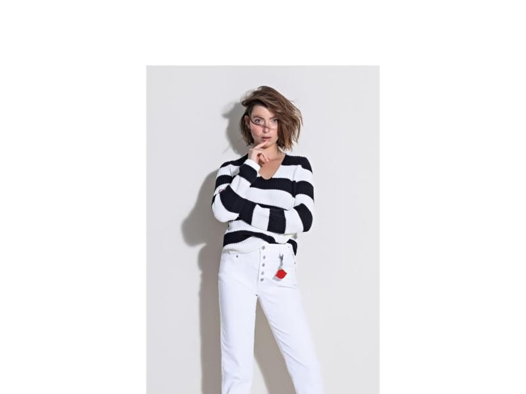 Streifen und andere klare Muster sind ein großes Thema bei den Schwarz-weiß-Outfits der Saison, zum Beispiel bei Marc Cain (Pullover 249 Euro, Jeans 169 Euro, Stiefeletten 329 Euro). Foto: Marc Cain
