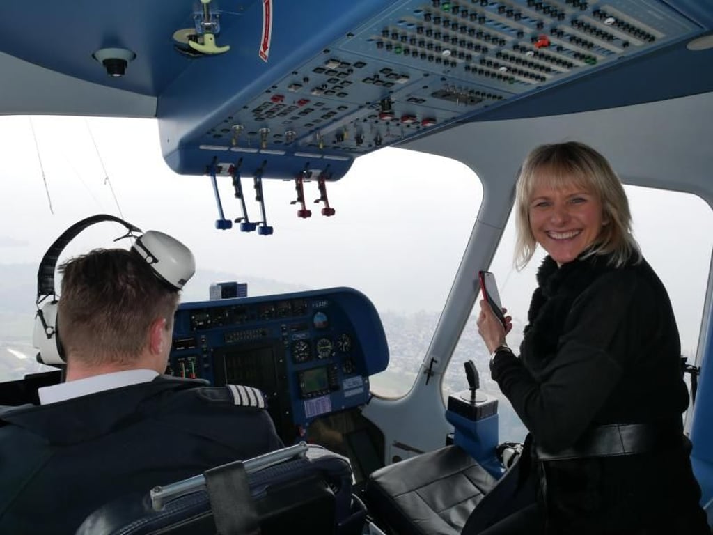 Überraschung zum Geburtstag: Birgit Kölsch hat den Rundflug im Zeppelin geschenkt bekommen. Foto: Brigitte Geiselhart
