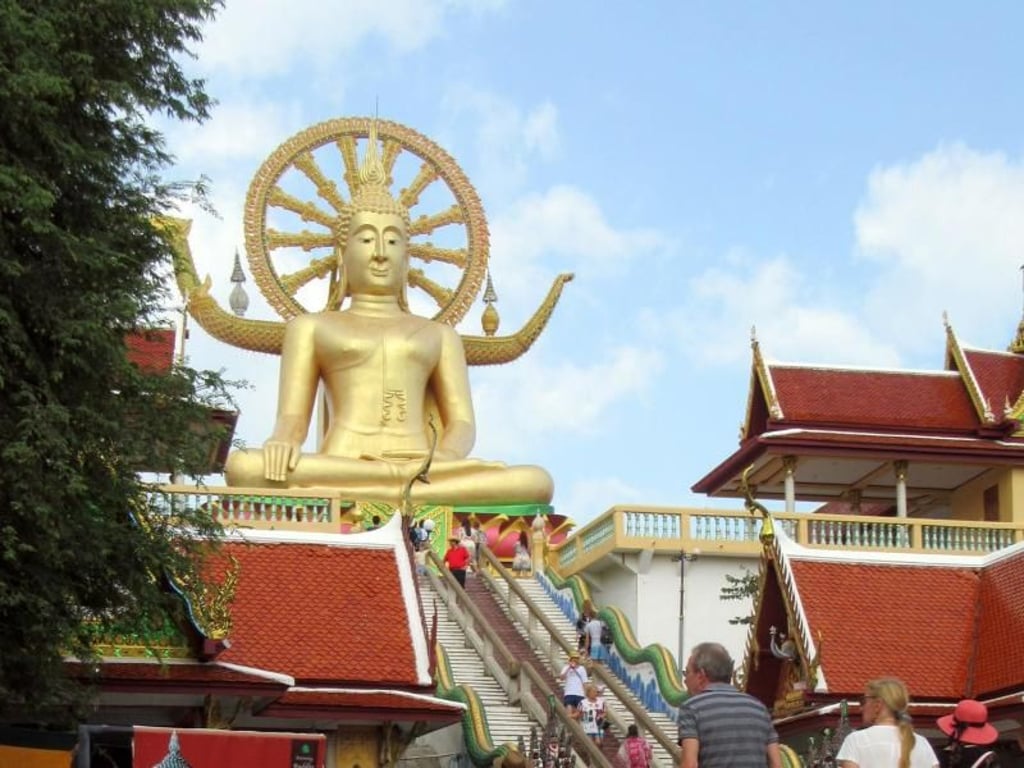 Bitte angemessene Kleidung tragen beim Tempelbesuch! Das empfiehlt ein Schild vor einer Anlage auf Ko Samui. Foto: Bernd Kubisch