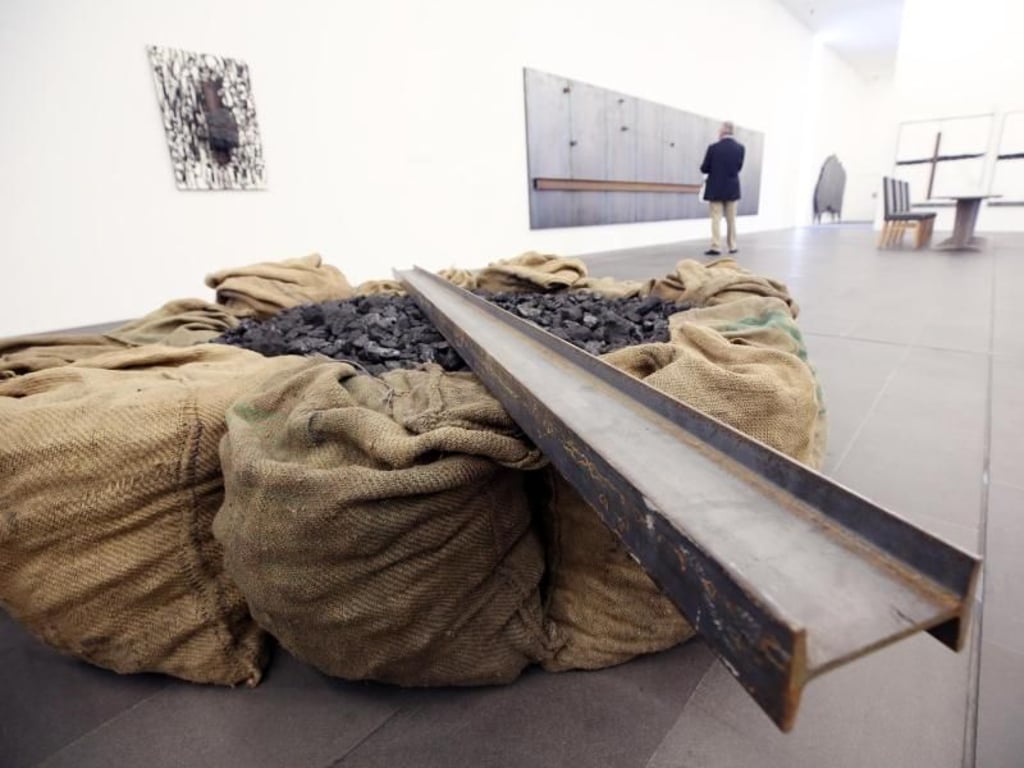 Das Objekt «Kohlesäcke und Stahl» (2005) und die Wandinstallation «Stahlblech und Öllampe» (1987) von Jannis Kounellis im Museum Küppersmühle. Foto: Roland Weihrauch