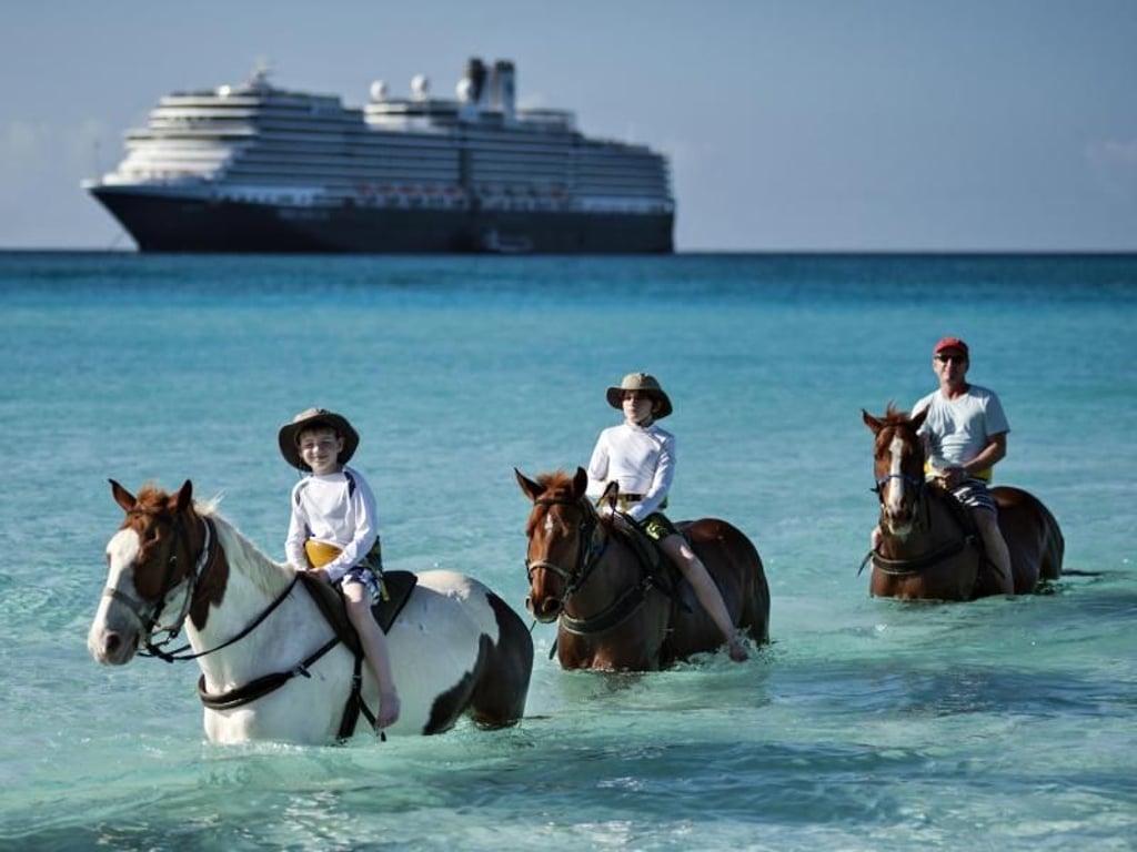 Ausritte sind eine der Besonderheiten auf der Privatinsel Half Moon Cay von Holland America Line. Foto: Holland America Line