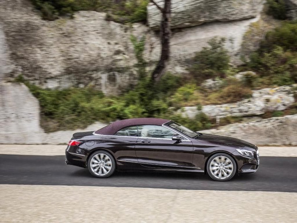 Die Platzverhältnisse bei geschlossenem Verdeck sind eher bescheiden. Foto: Daimler AG