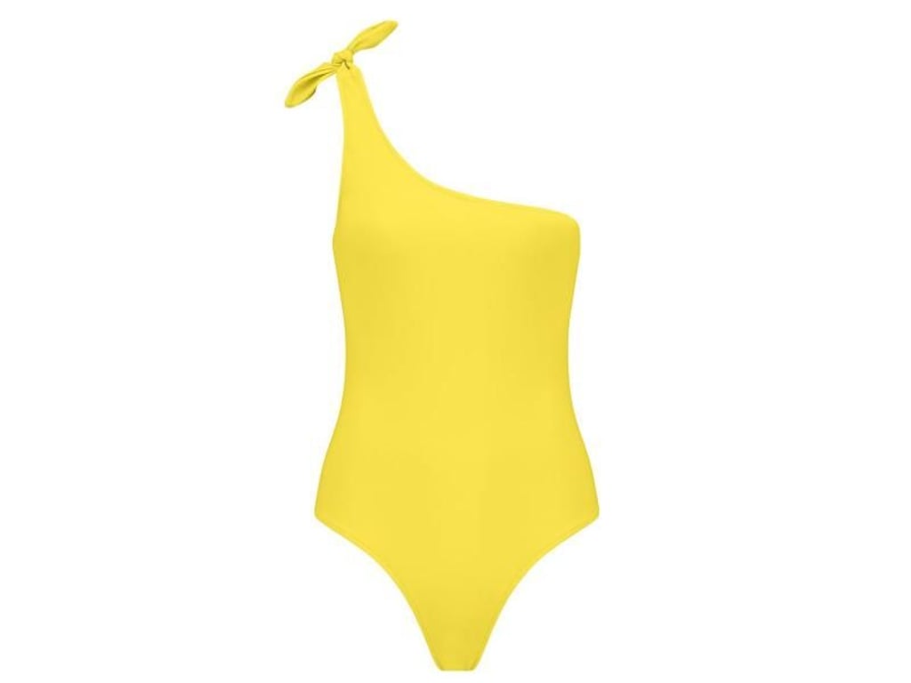 Knalliges Gelb und ein einzelner Träger liegen bei der Bademode im Trend - hier ein Beispiel von BOWER über The Wearness (200 Euro). Foto: BOWER über The Wearness