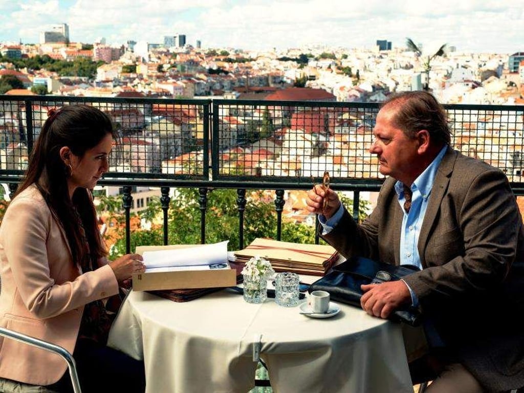 Anwalt Eduardo Silva (Jürgen Tarrach) und seine Assistentin Marcia Amaya (Vidina Popov). Foto: Armando Claro