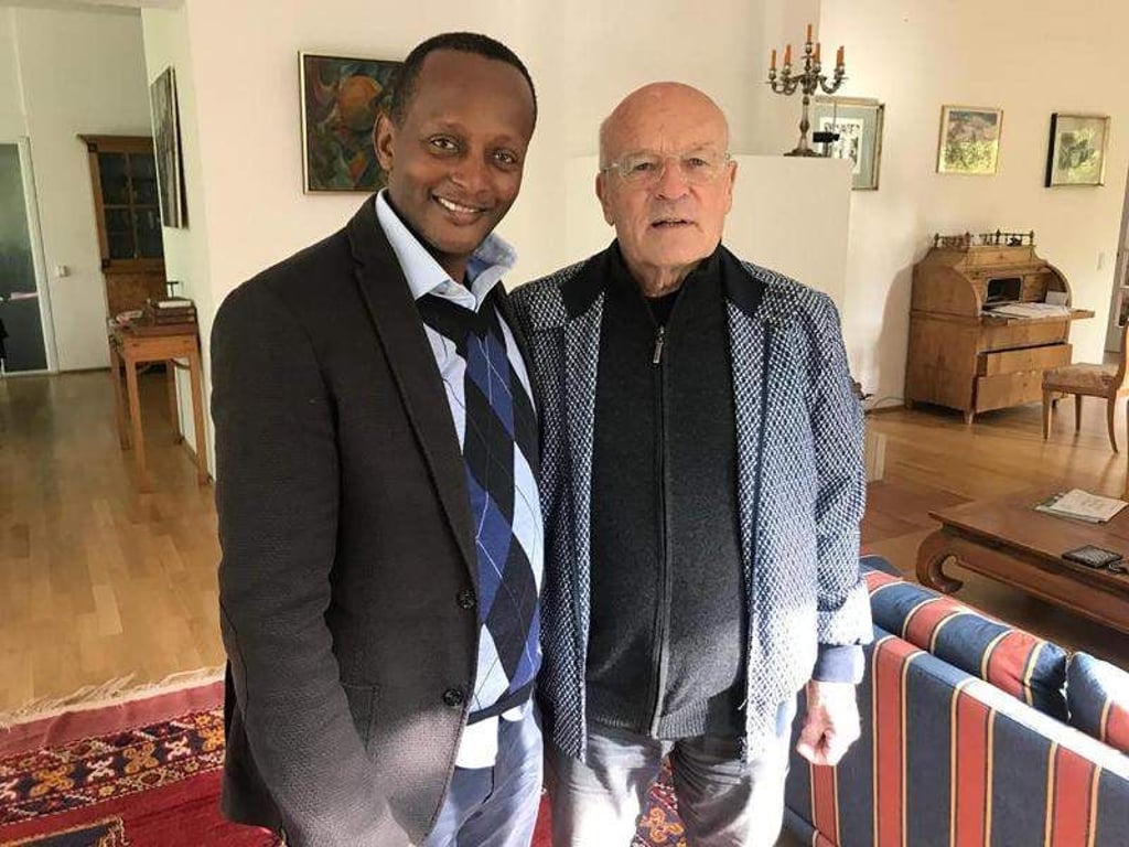 Eric Kabera (l), der Gründer des ruandischen Kwetu Filminstituts, und Regisseur Volker Schlöndorff in Kigali. Foto: Kabera/privat