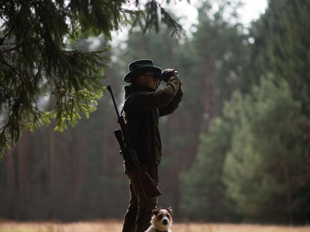 Wenn Eric Jach bei der Arbeit ist, hat er häufig sein Gewehr, ein Fernglas und den Hund dabei. Jach will Revierförster werden. Foto: Klaus-Dietmar Gabbert