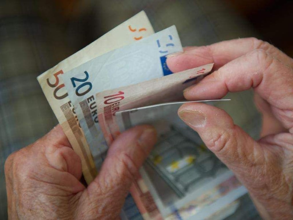 Kinder freuen sich über ein wenig Geld zu Ostern. Foto: Marijan Murat/dpa